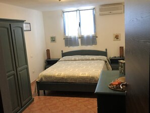 3 dormitorios, tabla de planchar con plancha, cuna de viaje