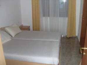 1 habitación, tabla de planchar con plancha, wifi y ropa de cama