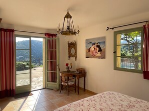 4 bedrooms, desk, iron/ironing board, travel cot