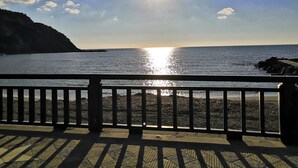 A coastal view with a wooden railing, calm sea, and a clear sky. - Levanto / Cinque Terre , garden, barbecue, wi fi free, parking, nature, relax (Sesta Godano)
