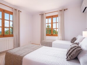 3 quartos, ferros/tábuas de passar roupa, acesso à internet