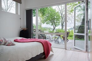 4 bedrooms, iron/ironing board, free WiFi, bed sheets - Beautiful Lake house near city center (Solna)