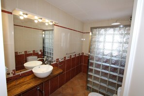 Bathroom - CASA MARINERA,Ideal house for your holidays near the sea, free wifi, optional air conditioning, private pool, pets allowed, dog’s beach (Delta de l'ebre)