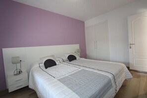 3 chambres, fer et planche Ă repasser