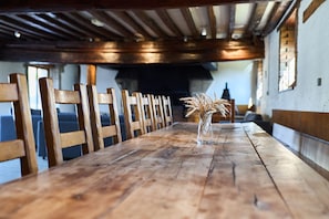 Een lange houten tafel met een helder uitzicht op het plafond.