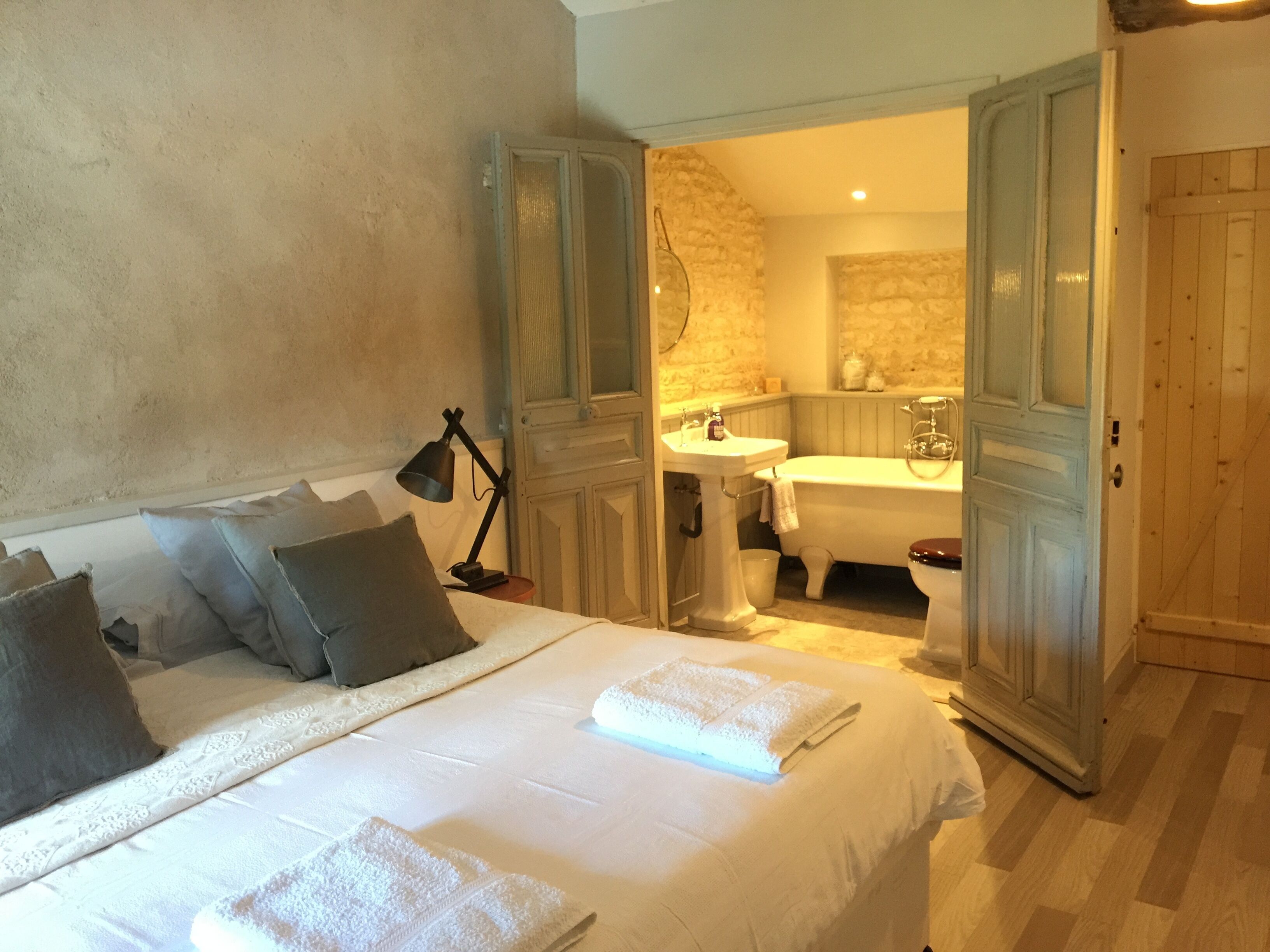 Stunning, Private, 6 Bed House, Heated Pool, Gated garden 1.5 Acres, Wifi