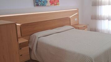 3 slaapkamers, een strijkplank/strijkijzer, wifi, beddengoed