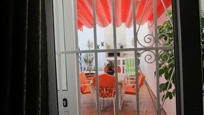 A patio with outdoor seating, a table, and a potted plant. - TOWNHOUSE WITH PATIOS, BBQ, FREE WIFI AND PARKING AT 5 'ON FOOT OF THE BEACH (Nerja)