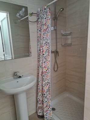 Bathtub, hair dryer, towels - TOWNHOUSE WITH PATIOS, BBQ, FREE WIFI AND PARKING AT 5 'ON FOOT OF THE BEACH (Nerja)