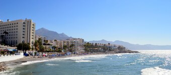 TOWNHOUSE WITH PATIOS, BBQ, FREE WIFI AND PARKING AT 5 'ON FOOT OF THE BEACH