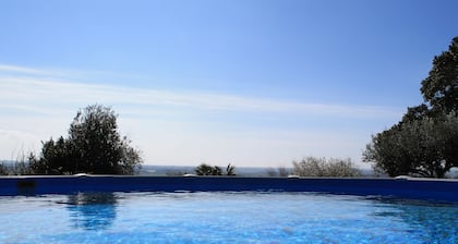 Castillo en el valle de Erice, piscina, jacuzzi, vista Egadi, jardines, barbacoa, parque gratuito