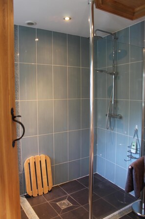Douche, sèche-cheveux, serviettes fournies, savon