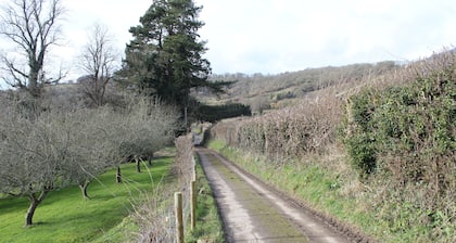 Grange dans un bel emplacement rural 4 miles de la ville de Bath