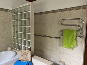 Combined shower/tub, hair dryer, bidet, towels - Quinta Mimosa, Praia da Luz (License No 12365/AL) (Praia da Luz)