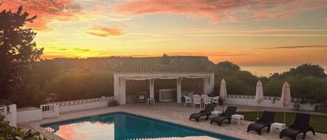 حمّام سباحة مُدفَّأ