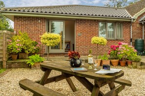 Stiffkey Hideaway, Stiffkey: Fully-enclosed garden with picnic bench - Stiffkey Hideaway, Stiffkey, Norfolk (Wells-next-the-Sea)