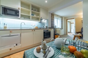 Microwave, dishwasher - Stiffkey Hideaway, Stiffkey, Norfolk (Wells-next-the-Sea)