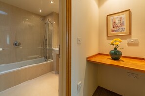 En-suite bathroom - Stiffkey Hideaway, Stiffkey, Norfolk (Wells-next-the-Sea)