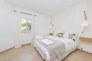 3 bedrooms, iron/ironing board, WiFi, bed sheets - This is Sea View !!! (Almancil)