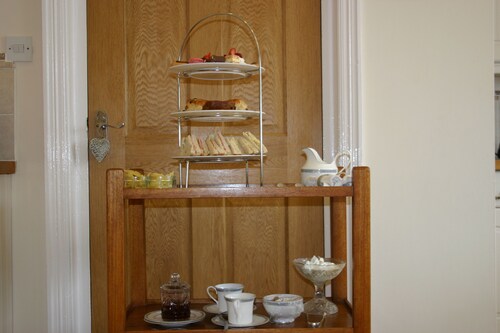 Suite for 2 with exclusive Hot Tub, robes, garden in Historic Castle Town