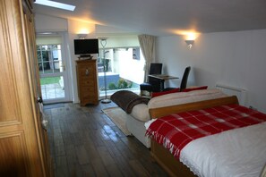 1 bedroom, iron/ironing board, WiFi, bed sheets - Suite for 2 with exclusive Hot Tub, robes, garden in Historic Castle Town (Rhuddlan)