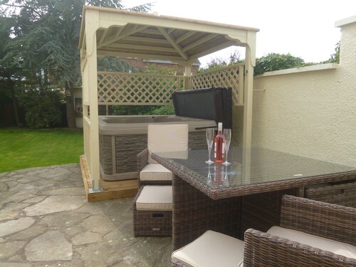 Suite for 2 with exclusive Hot Tub, robes, garden in Historic Castle Town