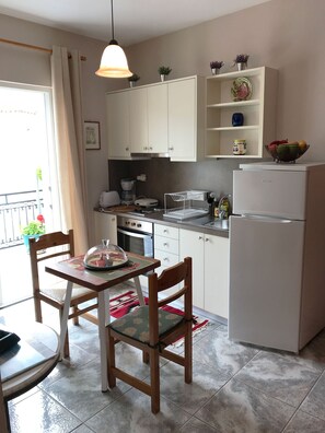 Geladeira, fogão, cooktop, cafeteira/chaleira