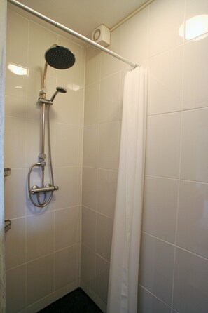Ensemble baignoire-douche, séchoir à cheveux