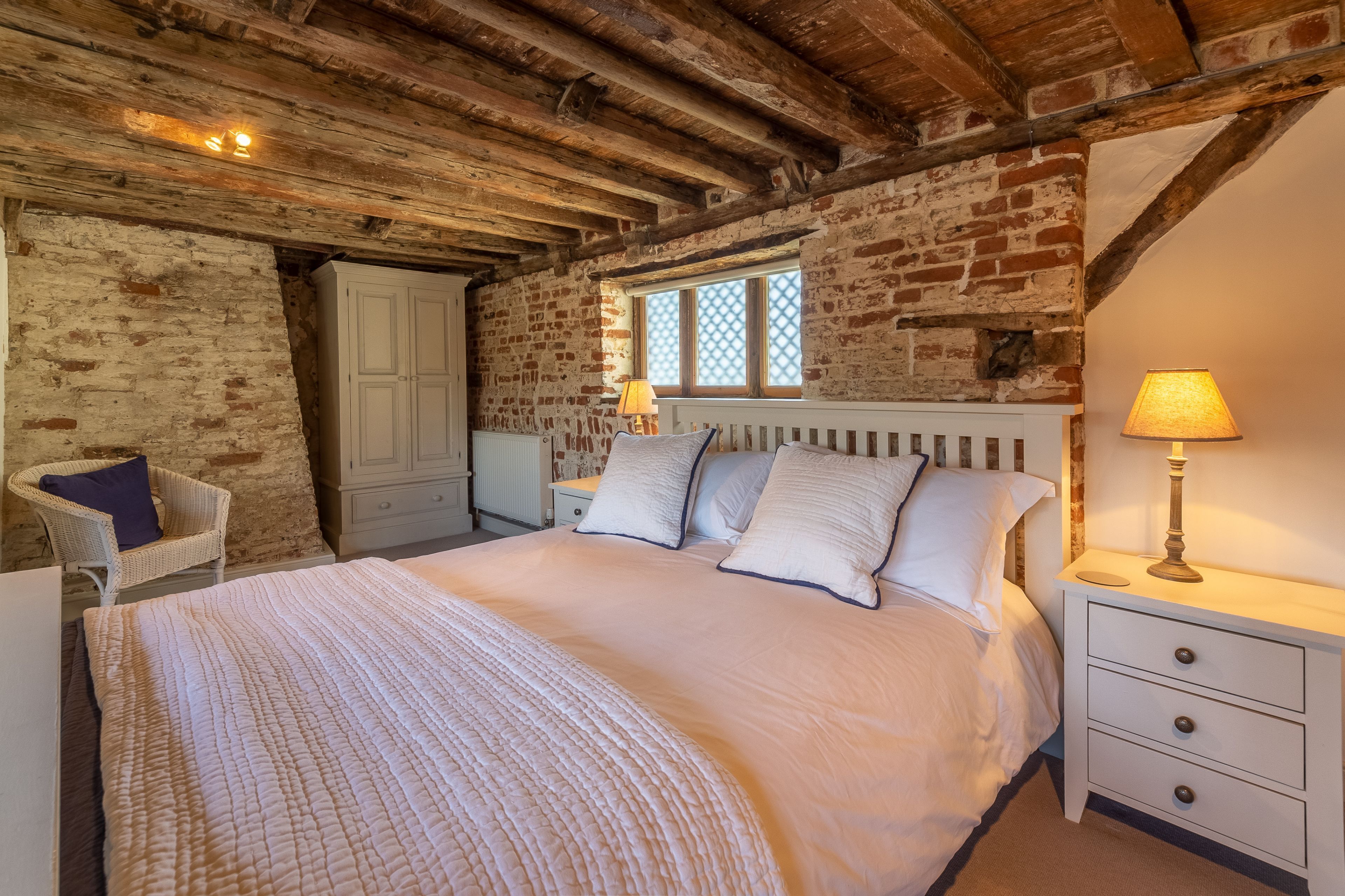 5 chambres, bureau, accès à Internet, literie fournie