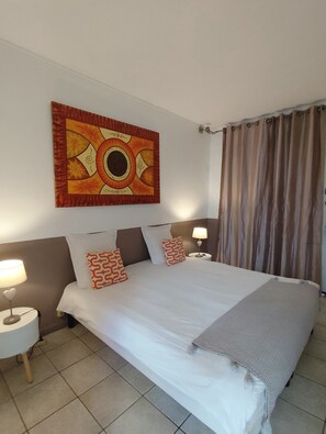 4 habitaciones, tabla de planchar con plancha, cuna de viaje y wifi