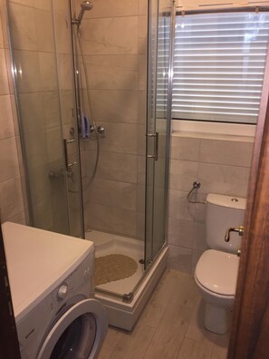 Een douche, een haardroger, handdoeken