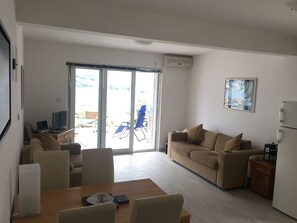 TV, DVD-spiller, bøker og filmbibliotek