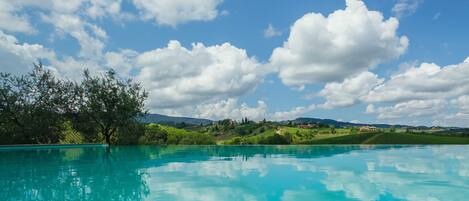 حمّام سباحة خارجي