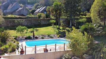 Alberca al aire libre y alberca climatizada