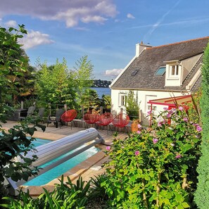 Een buitenzwembad en een verwarmd zwembad