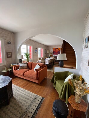 TV, peis, DVD-spiller og bøker