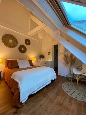 5 slaapkamers, een bureau, een strijkplank/strijkijzer, reisbedje