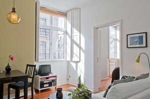 TV, DVD player, livros, aparelho de som