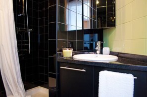 Shower, hair dryer, towels, soap - Flat in the heart of Lisbon-Baixa Pombalina (Lisboa)