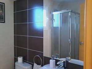 Dusche, Haartrockner, Bidet, Handtücher