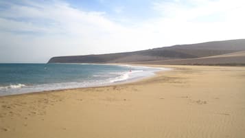 Una spiaggia nelle vicinanze, lettini da mare