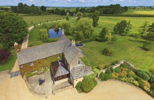 The Cotswold Manor Hall, Exclusive Hot Tub, Games Barn, 70 acres of Parkland