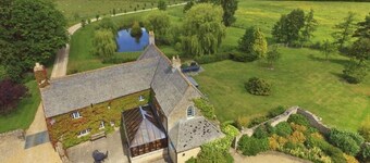 The Cotswold Manor Hall, Exclusive Hot Tub, Games Barn, 70 acres of Parkland