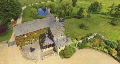The Cotswold Manor Hall, Exclusive Hot Tub, Games Barn, 70 acres of Parkland