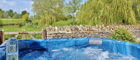 Bain à remous extérieur