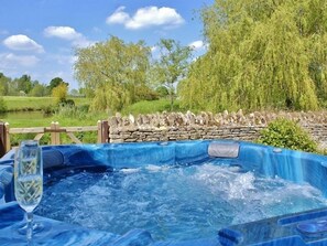 Bañera de hidromasaje al aire libre