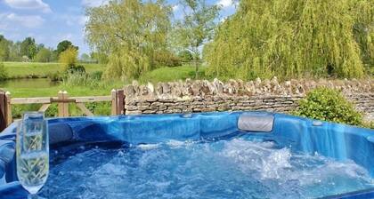 The Cotswold Manor Hall, Exclusive Hot Tub, Games Barn, 70 acres of Parkland