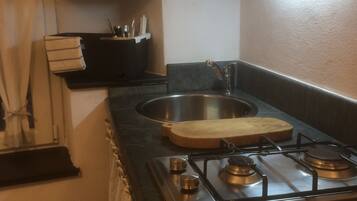 Kühlschrank, Herdplatte, Wasserkocher mit Kaffee-/Teezubehör