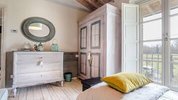 4 slaapkamers, een strijkplank/strijkijzer, beddengoed