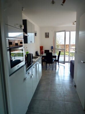 Kühlschrank, Mikrowelle, Ofen, Herdplatte